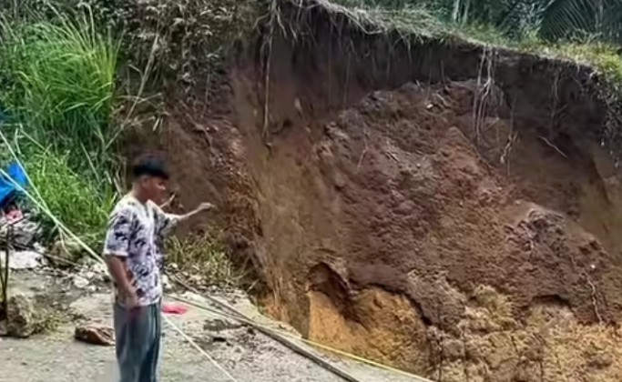 Setahun Jalan Asahan–Simalungun Rusak dan Longsor, Warga Unggah Video Parodi