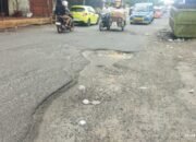 jalan patuan anggi rusak, upt dinas putr sumut sebut terkendala anggaran