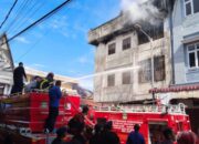 grosir sepatu di siantar terbakar, 10 unit armada dikerahkan, kerugian capai rp1 miliar