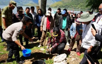 bupati samosir bersama wakil bupati, kapolres samosir, danramil, praeses hkbp distrik vii samosir, pbb samosir, universitas quality berastagi dan insan pers, tabur benih ikan dan penanaman bibit pohon, di pantai danau toba-pangururan, kabupaten samosir, sumatera utara, jumat (10/4/2026).