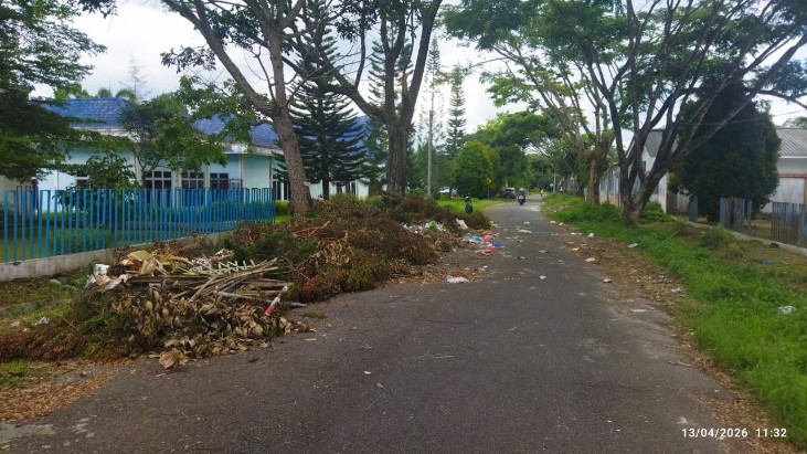 Sampah Menumpuk di Area Kantor Pemkab Simalungun, DLH Sebut Tanggung Jawab OPD