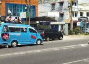 warga simalungun geram, empat siswi diangkut di atap kendaraan