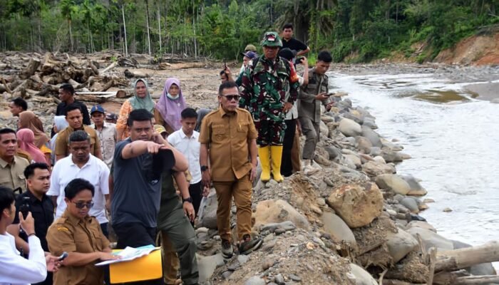 gubsu dan bupati tapteng tinjau progres pembangunan tanggul sungai badiri dan aek pintu bosi