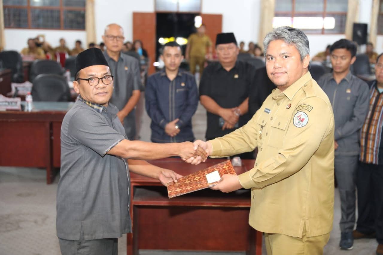 Wakil Bupati Taput Hadiri Paripurna DPRD, Bahas Rekomendasi LKPj Tahun Anggaran 2025