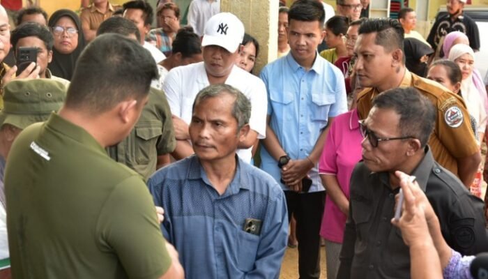 gubsu dan bupati tapteng tinjau sungai di sarudik, janjikan percepat pembangunan sheet pile