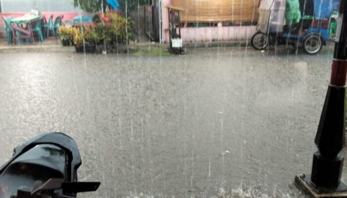 hujan deras rendam pusat kota tarutung, drainase jadi sorotan