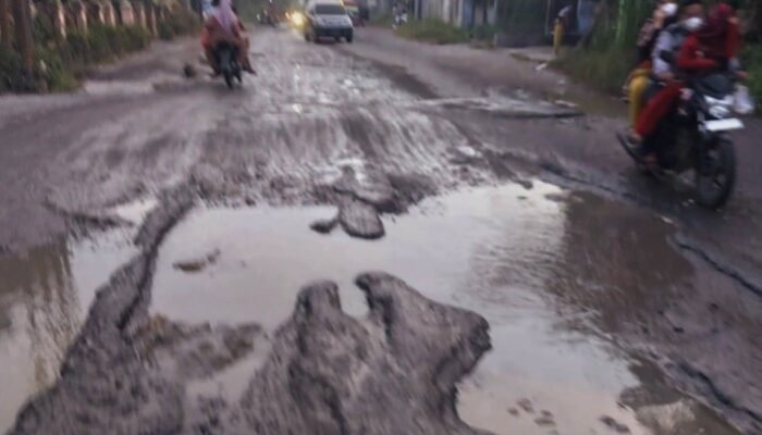 warga kritisi pesta perayaan hut simalungun ketika jalan rusak masih banyak ditemukan