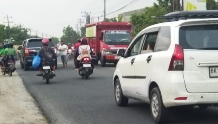jalan rusak di batu v jalan asahan jadi ajang pungli, hadirkan pro dan kontra