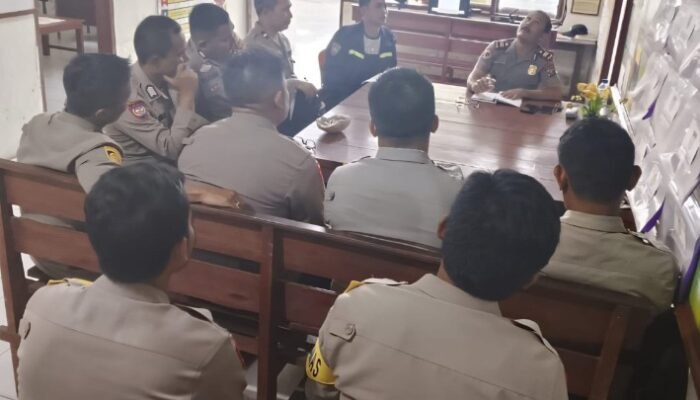 kapolsek salak pimpin anev perdana, tekankan disiplin dan pengawasan kamtibmas