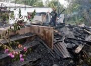 rumah kayu di simalungun ludes terbakar, warga berjibaku padamkan api