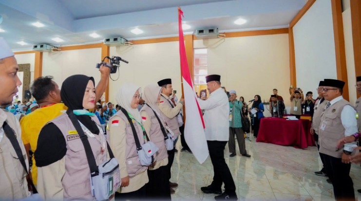 Bupati Batu Bara Lepas Jemaah Calon Haji Kloter 4 Embarkasi Medan