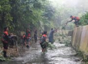 peringati hari bumi digelar aksi bersih sungai di taman kehati