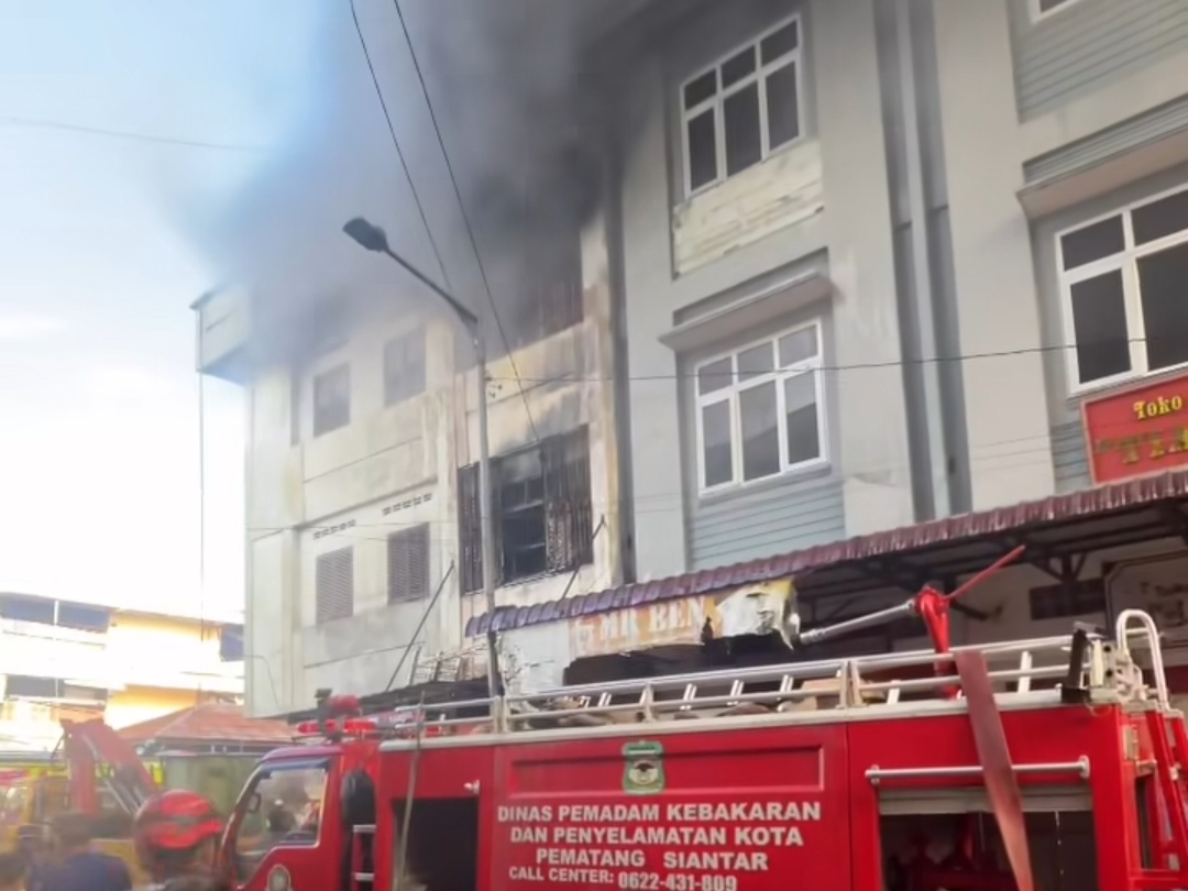 Tujuh Jam Dilahap Api, Kebakaran Grosir Sepatu dan Sandal Padam Menjelang Siang