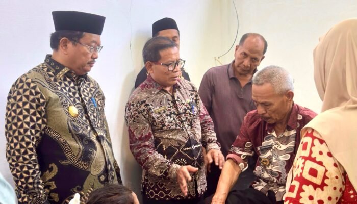 bupati langsung menjenguk wabup aceh singkil usai alami kecelakaan