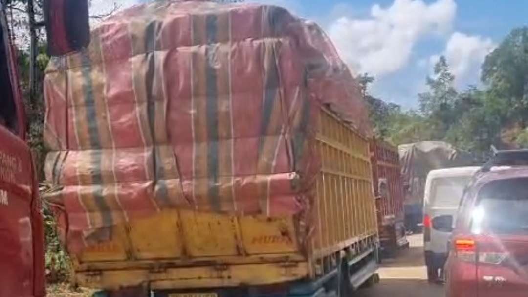 Truk Mogok di Tanjakan Aek Martolu, Jalur Rampa Tapteng Lumpuh dan Macet Panjang