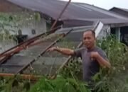 atap rumah warga rusak parah diterjang puting beliung, korban mengungsi ke rumah kerabat