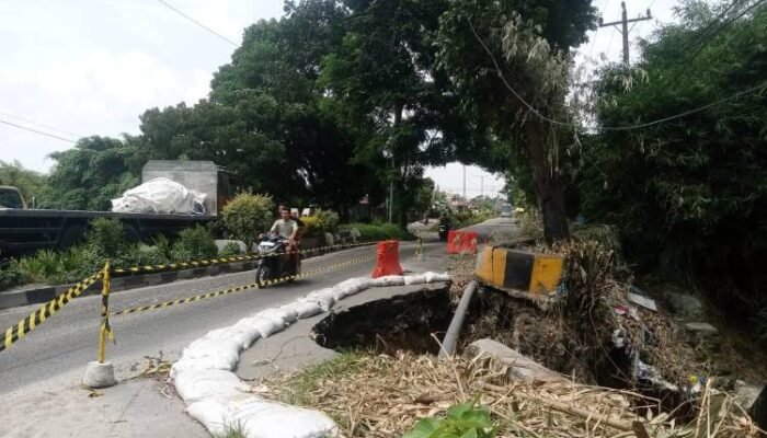 jalan nasional di siantar nyaris putus akibat longsor, pemprov tak berwenang menangani