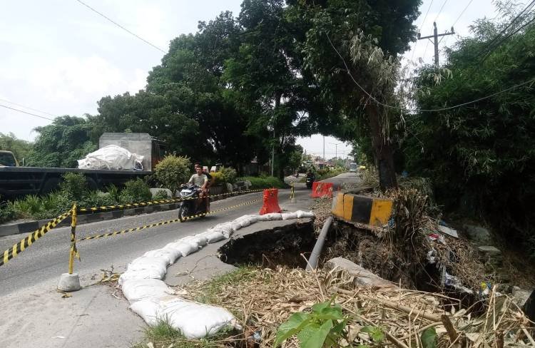 jalan nasional di siantar nyaris putus akibat longsor, pemprov tak berwenang menangani