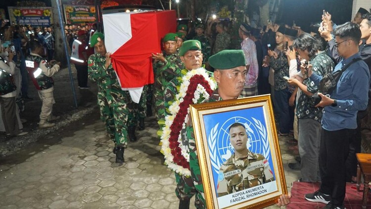 Gugur di Misi Perdamaian, 3 Prajurit TNI Dimakamkan dengan Penghormatan Militer