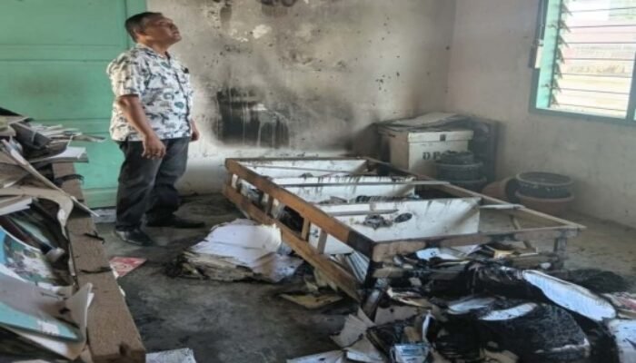 kantor lurah tapian nauli ii tapteg diduga dibakar otk, sejumlah dokumen penting hangus