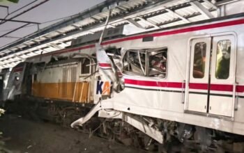 tabrakan krl dan ka jarak jauh di bekasi timur, penumpang panik dan terluka