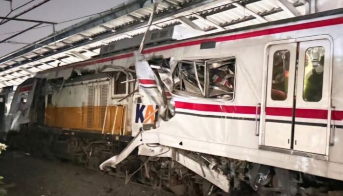tabrakan krl dan ka jarak jauh di bekasi timur, penumpang panik dan terluka