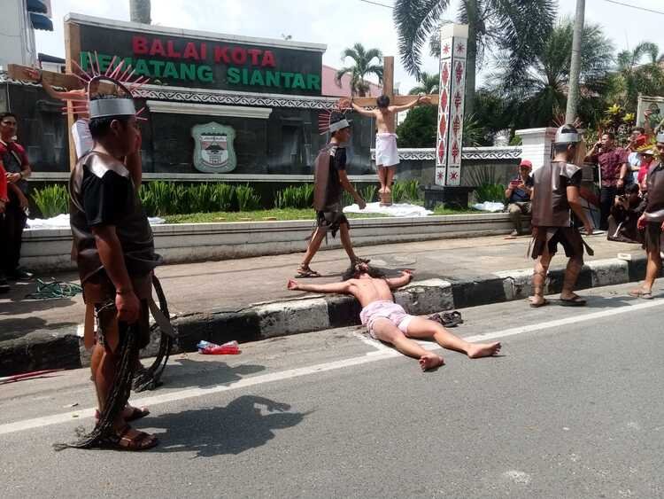 momen mengharukan! ribuan umat katolik ikuti jalan salib di pematangsiantar