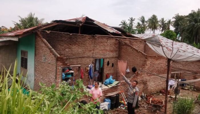 83 rumah rusak diterjang hujan deras dan angin kencang di gunung maligas simalungun