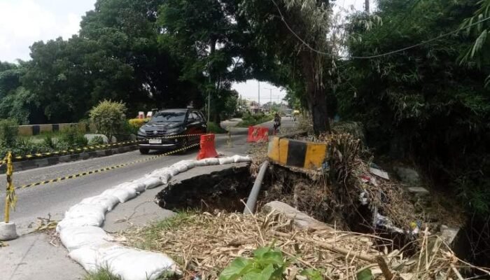 jalan nasional di pematangsiantar amblas hingga 10 meter, perbaikan segera dilakukan