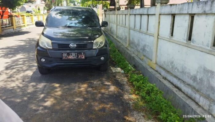 mobil dinas pemkab simalungun diduga menunggak pajak, warga soroti keteladanan asn