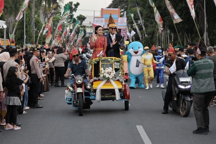 Wali kota wesly dan forkopimda saksikan karnaval hut ke-155 pematangsiantar, ribuan warga antusias wali kota wesly dan forkopimda saksikan karnaval hut ke-155 pematangsiantar, ribuan warga antusias
