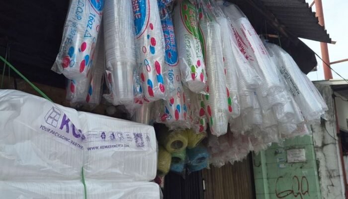 harga plastik melonjak hingga 80%, umkm terancam tertekan