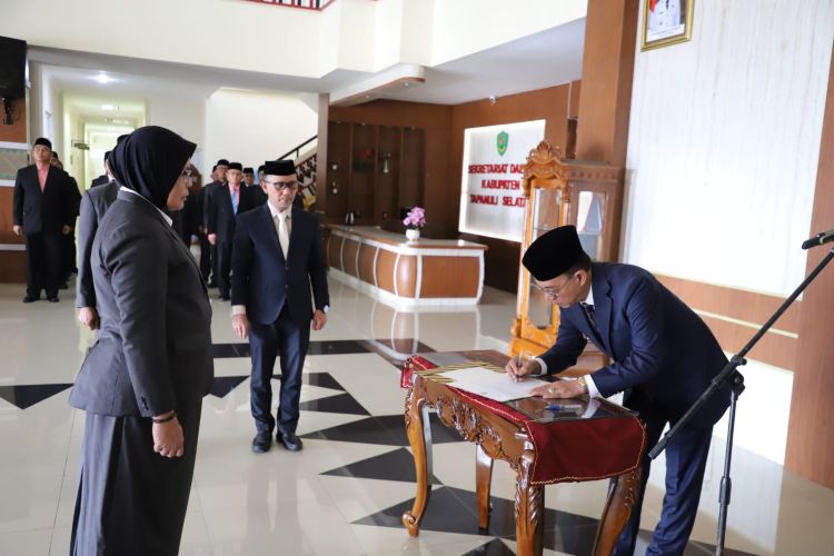 Bupati Tapsel Lantik Dua Pejabat Eselon II, Tekankan Pendidikan dan Pengawasan