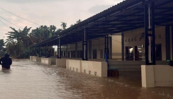banjir sepinggang dan jalan rusak, warga perumahan asido 7 pematangsiantar merasa tertipu