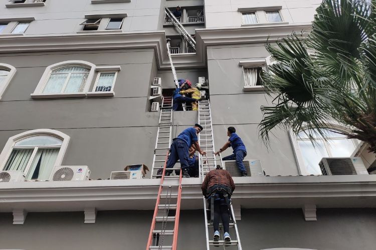 Kebakaran Apartemen Mediterania Jakbar: 89 Dievakuasi, 20 Dirawat di Rumah Sakit