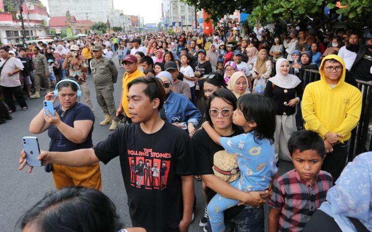 Wali kota wesly dan forkopimda saksikan karnaval hut ke-155 pematangsiantar, ribuan warga antusias wali kota wesly dan forkopimda saksikan karnaval hut ke-155 pematangsiantar, ribuan warga antusias