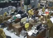 geger gresik! puluhan warga tertipu sk asn palsu, rela bayar mahal demi jadi pns