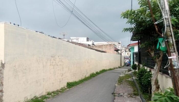 tembok 3 meter di mojopahit diduga tanpa izin, warga desak pemko siantar bertindak