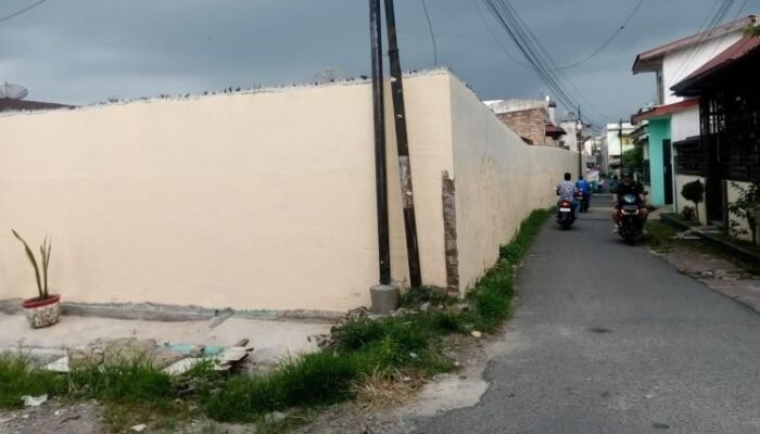 tembok 3,5 meter di jalan mojopahit siantar disorot, pemilik bungkam dan “saring” wartawan