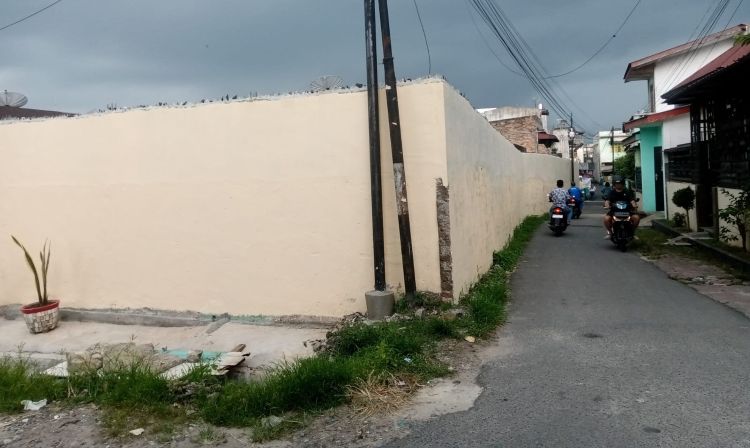 Tembok 3,5 Meter di Jalan Mojopahit Siantar Disorot, Pemilik Bungkam dan “Saring” Wartawan