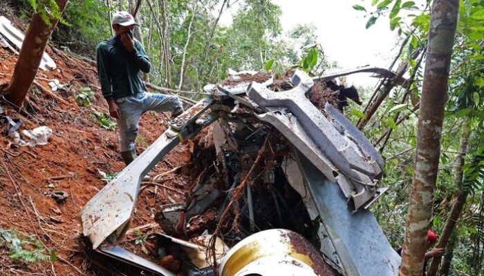 helikopter airbus h130 pk-cfx jatuh di sekadau kalbar, 8 orang tewas, ini kronologi dan proses evakuasi