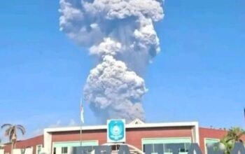 asap putih kelabu dari aktivitas erupsi gunung dukono membumbung tinggi ke angkasa terlihat dari depan kantor bupati halmahera utara, kawasan pemerintahan, gamsungi, kecamatan tobelo, kabupaten halmahera utara, maluku utara, jumat (8/5/2026).
