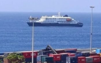 Spanyol evakuasi penumpang kapal pesiar yang terjangkit hantavirus di tenerife kapal mv hondius (terlihat dalam foto pada 4 mei) tidak diizinkan berlabuh di cape verde.