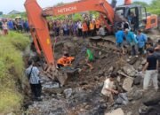 Dua pekerja tertimbun longsor di area pt gahapi ditemukan meninggal tim sar gabungan akhirnya berhasil menemukan dua pekerja yang tertimbun longsoran material batu dan tanah di area pt gunung gahapi sakti.