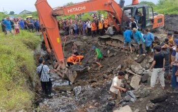 Dua pekerja tertimbun longsor di area pt gahapi ditemukan meninggal tim sar gabungan akhirnya berhasil menemukan dua pekerja yang tertimbun longsoran material batu dan tanah di area pt gunung gahapi sakti.
