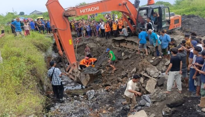 dua pekerja tertimbun longsor di area pt gahapi ditemukan meninggal