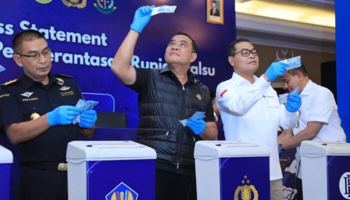 bareskrim dan bi musnahkan ratusan ribu lembar uang palsu, tekankan perlindungan rupiah