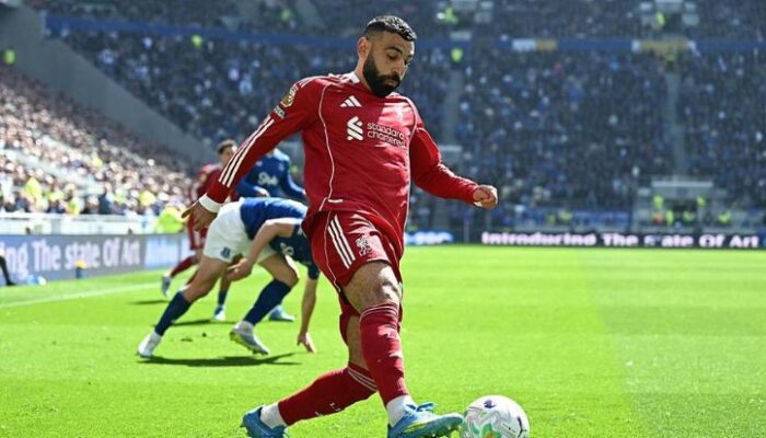 salah sindir slot di medsos, rekan setim kompak like — liverpool makin dalam krisis