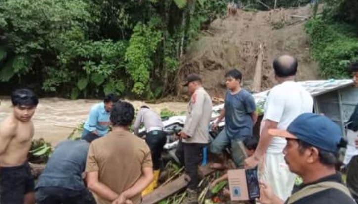 tim gabungan mengevakuasi kendaraan dan korban tanah longsor di desa hutabarat, kecamatan pahae julu, tapanuli utara. (foto: sinata.id)