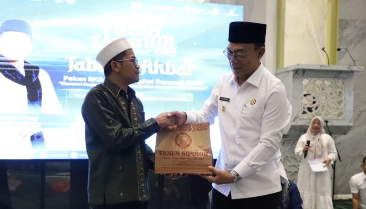 ustadz ucay dan bupati tapanuli selatan, h. gus irawan pasaribu dalam tabligh akbar pesta tapanuli 2026 yang digelar di masjid agung syahrun nur, sipirok, rabu, (6/5/2026).